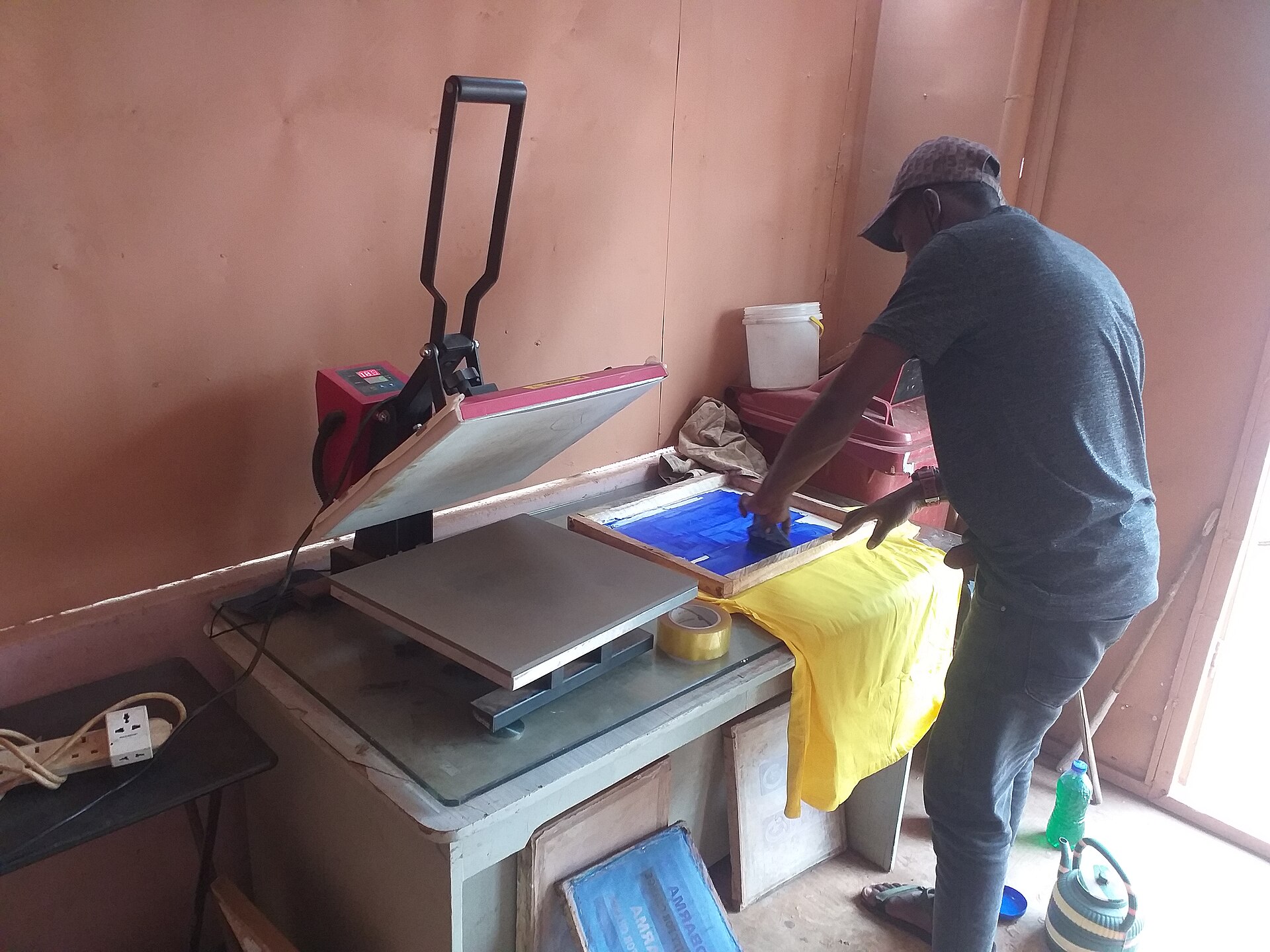 Plancha de calor abierta en un taller de estampado
