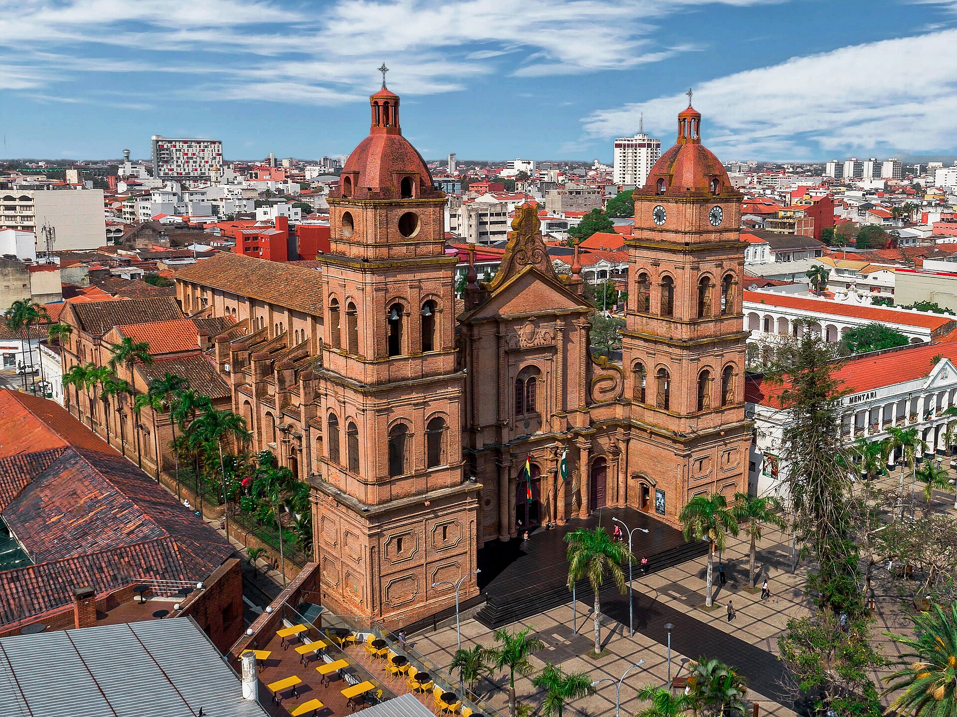 Catedral de San Lorenzo y el centro de Santa Cruz de la Sierra desde el aire